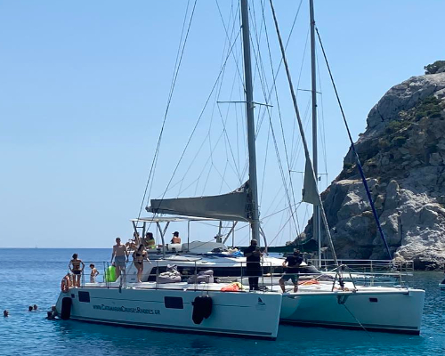 Prozkoumejte pláže na východním pobřeží s plachetním katamaránem Wind | Plavby | Captains Tours Rhodes Greece