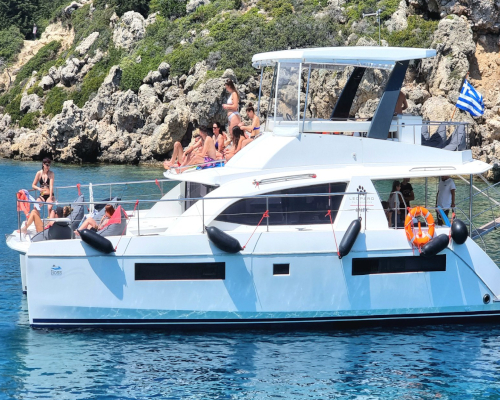 Croisière organisée aux côtes est de Rhodes sur le catamaran Boss | Croisières | Captains Tours Rhodes Grèce