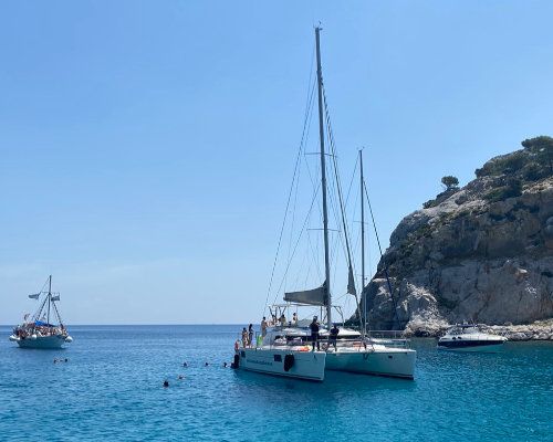 Explorez les plages de la côte est sur le catamaran à voile Wind | Cruises | Captains Tours Rhodes Greece