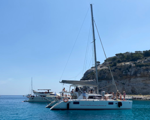 Entdecken sie die Strände der Ostküste mit dem Segelkatamaran Wind | Kreuzfahrten | Captains Tours Rhodes Greece