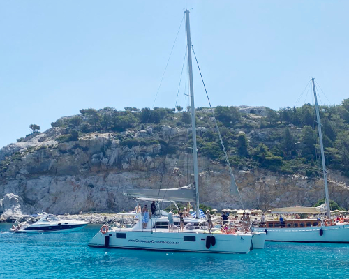 Entdecken sie die Strände der Ostküste mit dem Segelkatamaran Wind | Kreuzfahrten | Captains Tours Rhodes Greece